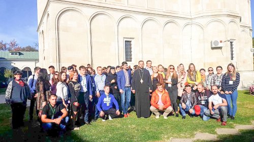 100 de tineri basarabeni au vizitat Mănăstirea Dealu Poza 30120