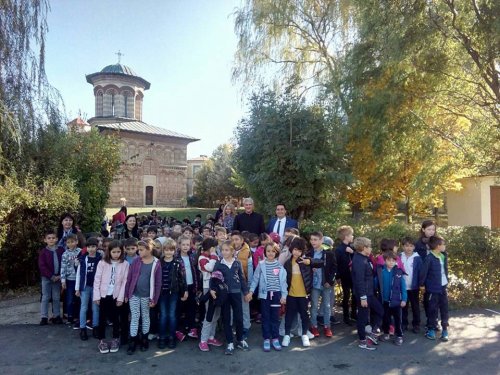 Elevii școlii „Traian” din Craiova, pelerini în vatra Coşunei Poza 30015