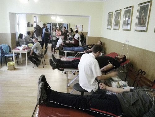 Peste 50 de preoți și credincioși din Mediaș au donat sânge Poza 29937