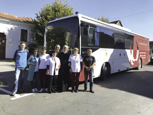 Peste 50 de preoți și credincioși din Mediaș au donat sânge Poza 29939