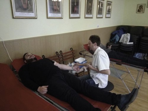 Peste 50 de preoți și credincioși din Mediaș au donat sânge Poza 29940