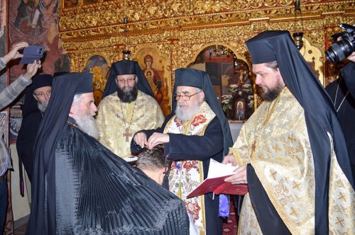 Tundere în monahism la Mănăstirea Hodoș-Bodrog săvârșită de IPS Părinte Timotei al Aradului Poza 29896
