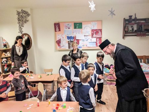 Preasfințitul Părinte Emilian Crișanul a vizitat Școala Ortodoxă „Sfântul Nicolae” Poza 27088