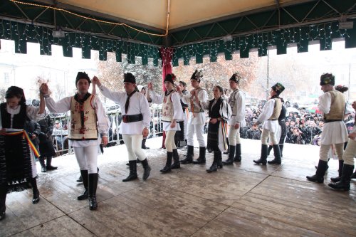 Festivaluri de obiceiuri și tradiții specifice sărbătorilor de iarnă Poza 25738