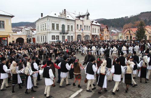 Festivaluri de obiceiuri și tradiții specifice sărbătorilor de iarnă Poza 25739