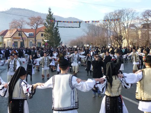 Festivaluri de obiceiuri și tradiții specifice sărbătorilor de iarnă Poza 25740