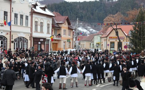 Festivaluri de obiceiuri și tradiții specifice sărbătorilor de iarnă Poza 25749