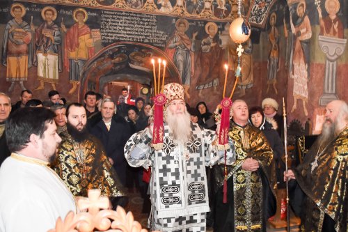 Liturghie arhierească în ctitoria Sfântului Nicodim Poza 22569