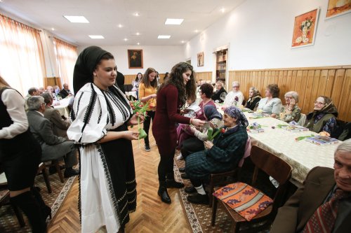 Daruri de 8 martie pentru beneficiarii Căminului de Vârstnici din Sibiu Poza 22258