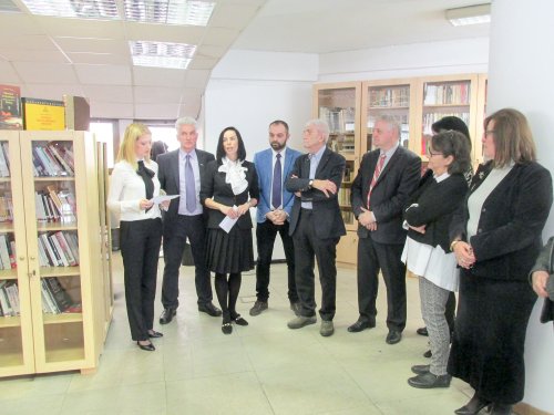 Mii de cărţi donate Bibliotecii Municipale din Salonic Poza 22207