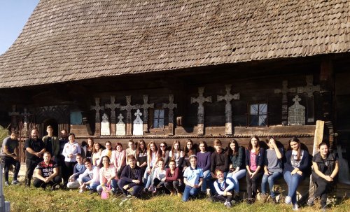 Elevii orădeni promovează bisericile de lemn din Țara Beiușului Poza 22146