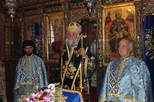 Liturghie arhierească la Mănăstirea Polovragi Poza 22079