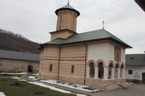 Liturghie arhierească la Mănăstirea Polovragi Poza 22080