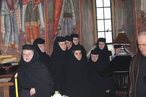 Liturghie arhierească la Mănăstirea Polovragi Poza 22081