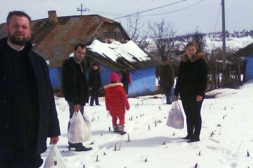 Tinerii din Bocniţa, alături de bătrânii nevoiaşi  Poza 20741