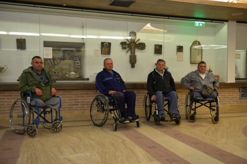 Episcopia Ortodoxă Română a Italiei a donat la Iaşi cărucioare persoanelor cu dizabilităţi Poza 19198