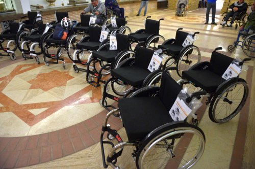 Episcopia Ortodoxă Română a Italiei a donat la Iaşi cărucioare persoanelor cu dizabilităţi Poza 19200