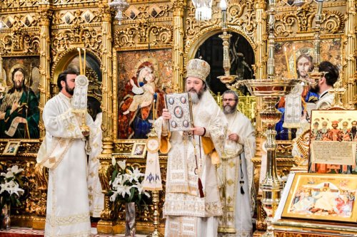 Liturghie arhierească în trei altare din București Poza 17999