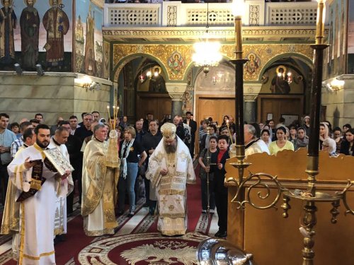Liturghie arhierească în trei altare din București Poza 18001