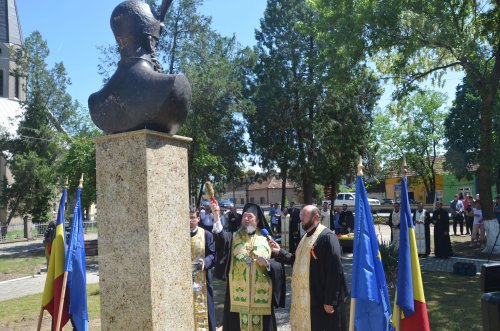Dezvelirea și sfințirea bustului Voievodului Mihai Viteazul la Aleșd, Bihor Poza 17390