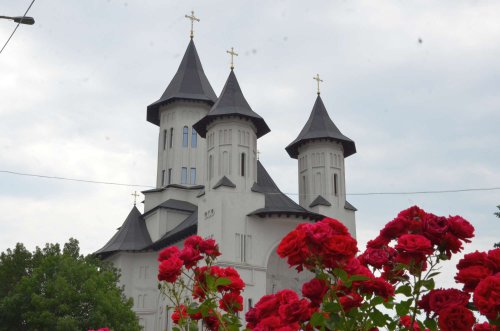 Catedrala „Învierea Domnului“ din Fălticeni, sfinţită în prezenţa a 3.000 de credincioşi Poza 17127