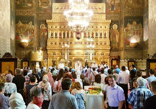 Liturghie arhierească și premiere a tinerilor șahiști la Galați Poza 17187