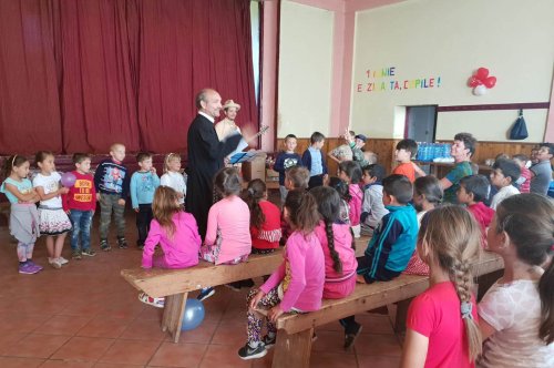 Peste 200 de copii din Sibiu şi Brădeni au primit daruri din partea Arhiepiscopiei Sibiului Poza 17148