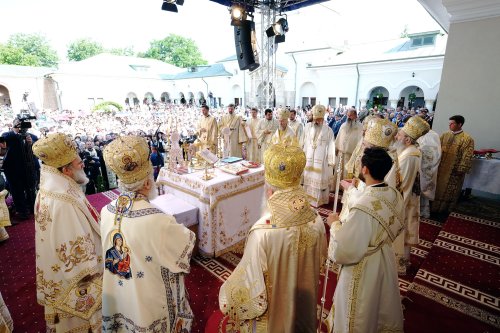 Patriarhul României a resfinţit biserica Mănăstirii Dealu Poza 16862
