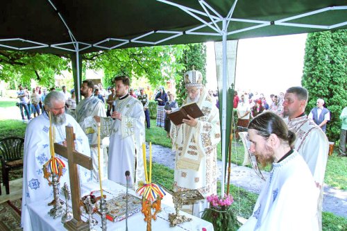 Slujiri arhierești la sărbătoarea Sfinților Români Poza 16803