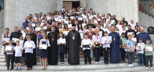 PS Episcop Petroniu a premiat elevii și profesorii din Episcopia Sălajului Poza 16686