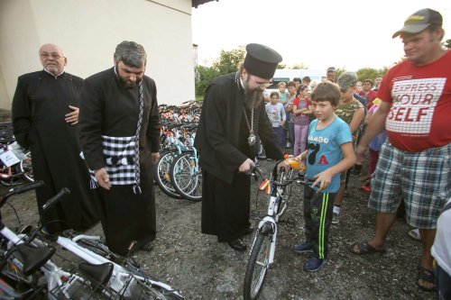 100 de copii din zona Copșa Mică - Mediaș au primit biciclete Poza 16033