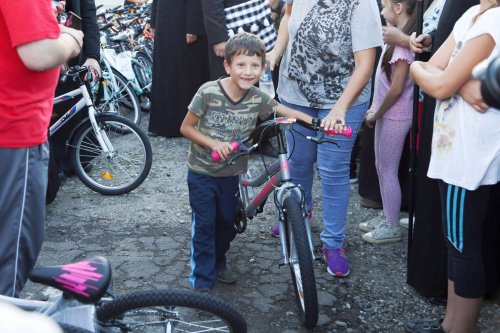 100 de copii din zona Copșa Mică - Mediaș au primit biciclete Poza 16034
