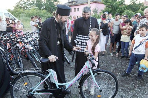 100 de copii din zona Copșa Mică - Mediaș au primit biciclete Poza 16035