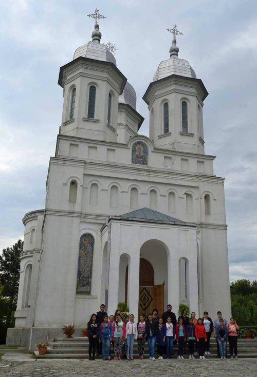 Încununarea unui program educaţional-catehetic la Parohia „Naşterea Maicii Domnului“, Câmpulung Moldovenesc Poza 15031