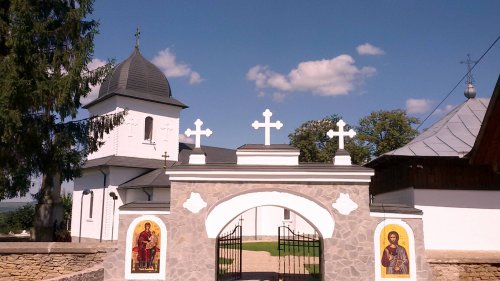 Mâine va fi resfinţită biserica din satul Gulia – Dolhasca Poza 12775