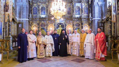 Vizită și slujire arhierească la românii din Episcopia Daciei Felix Poza 11679