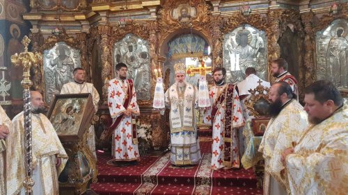 Doi sfinţi ierarhi români, pomeniţi la Roman Poza 11583