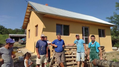 Un preot botoşănean a construit o locuinţă pentru o familie rămasă pe drumuri după un incendiu devastator Poza 10966