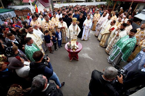 Jertfa noilor ctitori ai bisericii din Codăeşti, încununată prin slujba Sfinţirii Poza 10856