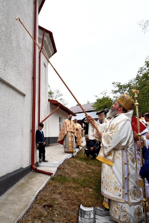 Jertfa noilor ctitori ai bisericii din Codăeşti, încununată prin slujba Sfinţirii Poza 10857