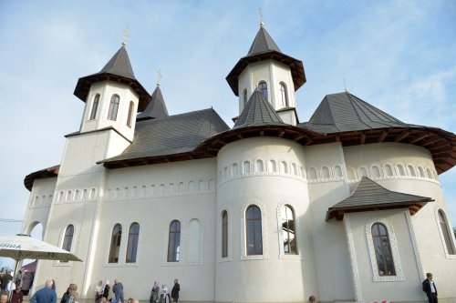 Sfinţire de biserică la Donduşeni, în Republica Moldova Poza 9868