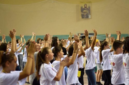„Tinerii de astăzi - punte între veacuri de credinţă ortodoxă şi neam românesc” Poza 9375