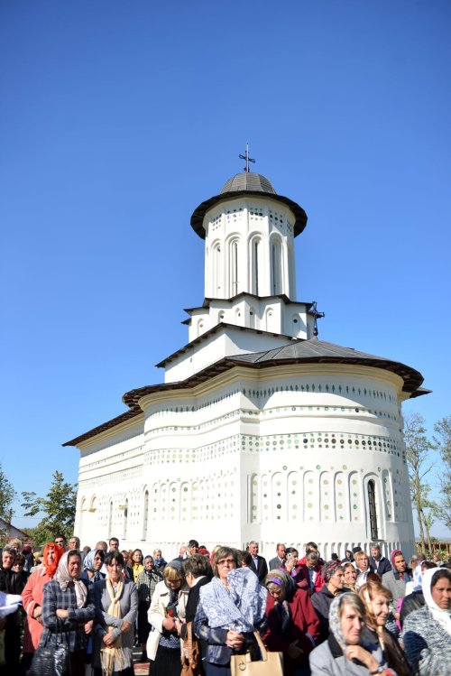 Resfinţire de biserică la Aroneanu Poza 8961