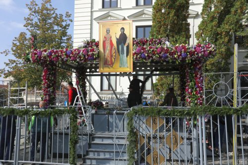 Flori şi bucurie la baldachinul Sfintei Cuvioase Parascheva Poza 8730