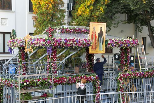 Flori şi bucurie la baldachinul Sfintei Cuvioase Parascheva Poza 8732