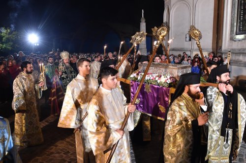 Procesiune cu veșmântul Sfintei Parascheva la Catedrala Patriarhală Poza 8545
