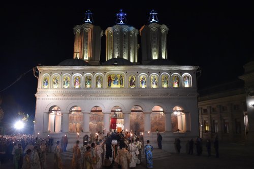 Procesiune cu veșmântul Sfintei Parascheva la Catedrala Patriarhală Poza 8547