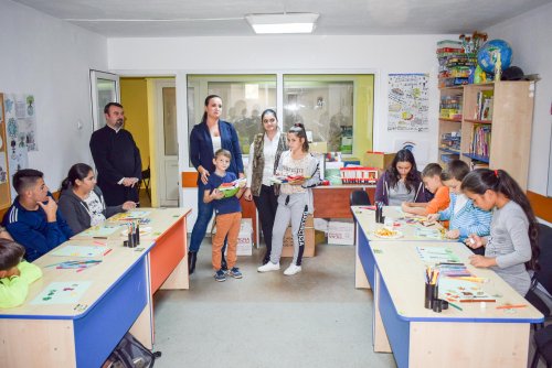 Rechizite pentru copiii de la Centrul „Antimis” din Timișoara Poza 8515