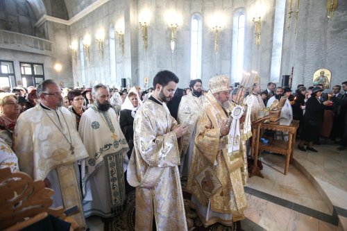 Slujiri arhierești în ziua de prăznuire a Sfintei Cuvioase Parascheva Poza 8397