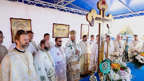 Slujiri arhierești în ziua de prăznuire a Sfintei Cuvioase Parascheva Poza 8403